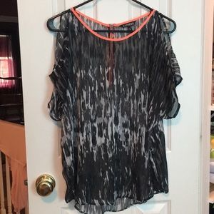 Express blouse with cold shoulders